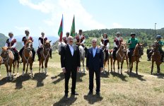 Prezident İlham Əliyev Qurbanqulu Berdiməhəmmədova Cıdır düzündə “Dostluq” adlı Qarabağ atı hədiyyə edib (FOTO)