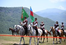 Prezident İlham Əliyev Qurbanqulu Berdiməhəmmədova Cıdır düzündə “Dostluq” adlı Qarabağ atı hədiyyə edib (FOTO)