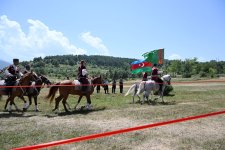 Prezident İlham Əliyev Qurbanqulu Berdiməhəmmədova Cıdır düzündə “Dostluq” adlı Qarabağ atı hədiyyə edib (FOTO)