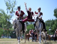 Prezident İlham Əliyev Qurbanqulu Berdiməhəmmədova Cıdır düzündə “Dostluq” adlı Qarabağ atı hədiyyə edib (FOTO)