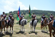 Prezident İlham Əliyev Qurbanqulu Berdiməhəmmədova Cıdır düzündə “Dostluq” adlı Qarabağ atı hədiyyə edib (FOTO)