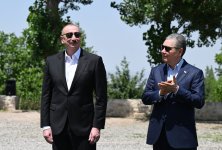 Prezident İlham Əliyev Qurbanqulu Berdiməhəmmədova Cıdır düzündə “Dostluq” adlı Qarabağ atı hədiyyə edib (FOTO)