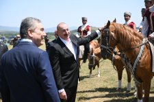 Prezident İlham Əliyev Qurbanqulu Berdiməhəmmədova Cıdır düzündə “Dostluq” adlı Qarabağ atı hədiyyə edib (FOTO)
