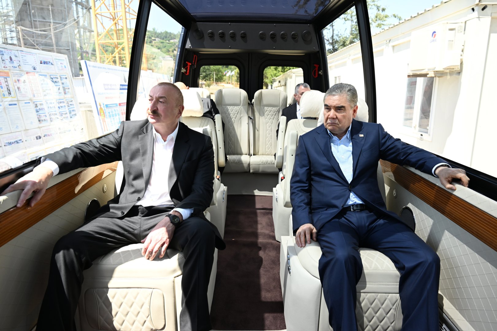 Prezident İlham Əliyev və Qurbanqulu Berdiməhəmmədov Şuşadakı Yaradıcılıq Mərkəzində “Heydər Əliyev və Qarabağ” sərgisi ilə tanış olublar (FOTO)