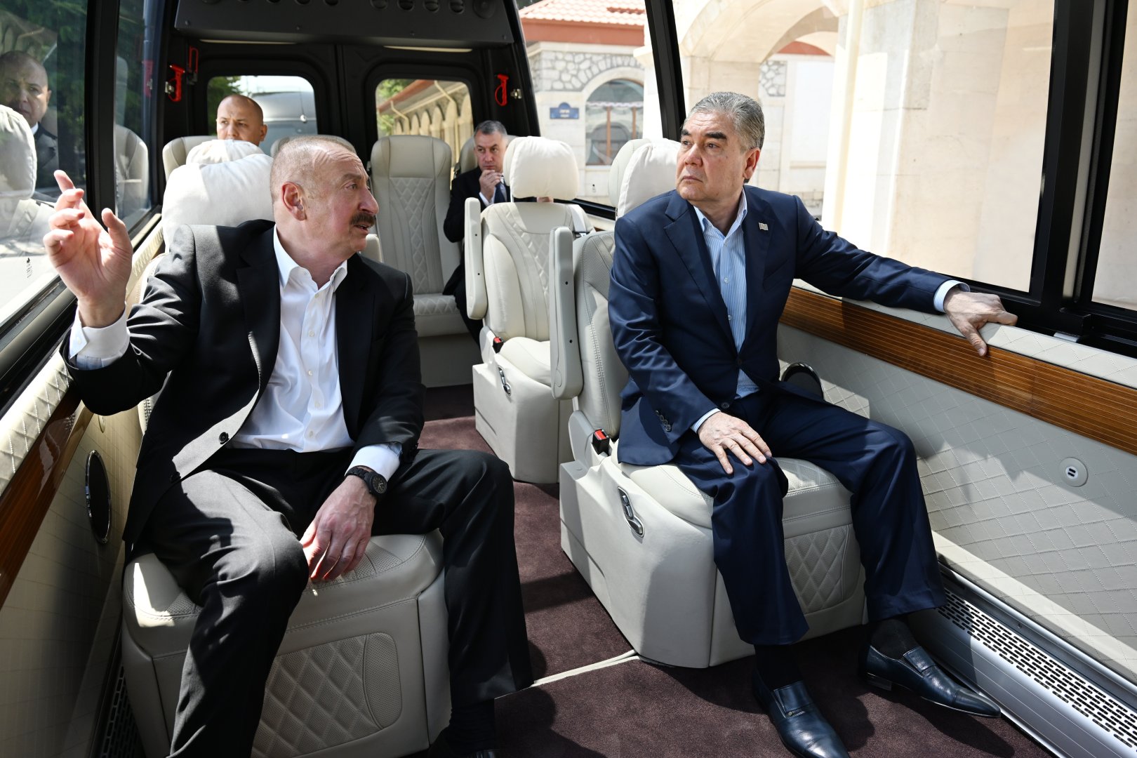 Prezident İlham Əliyev və Qurbanqulu Berdiməhəmmədov Şuşadakı Yaradıcılıq Mərkəzində “Heydər Əliyev və Qarabağ” sərgisi ilə tanış olublar (FOTO)