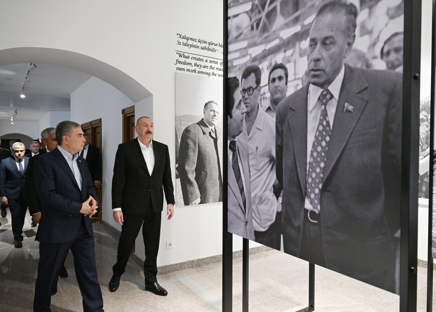 Prezident İlham Əliyev və Qurbanqulu Berdiməhəmmədov Şuşadakı Yaradıcılıq Mərkəzində “Heydər Əliyev və Qarabağ” sərgisi ilə tanış olublar (FOTO)