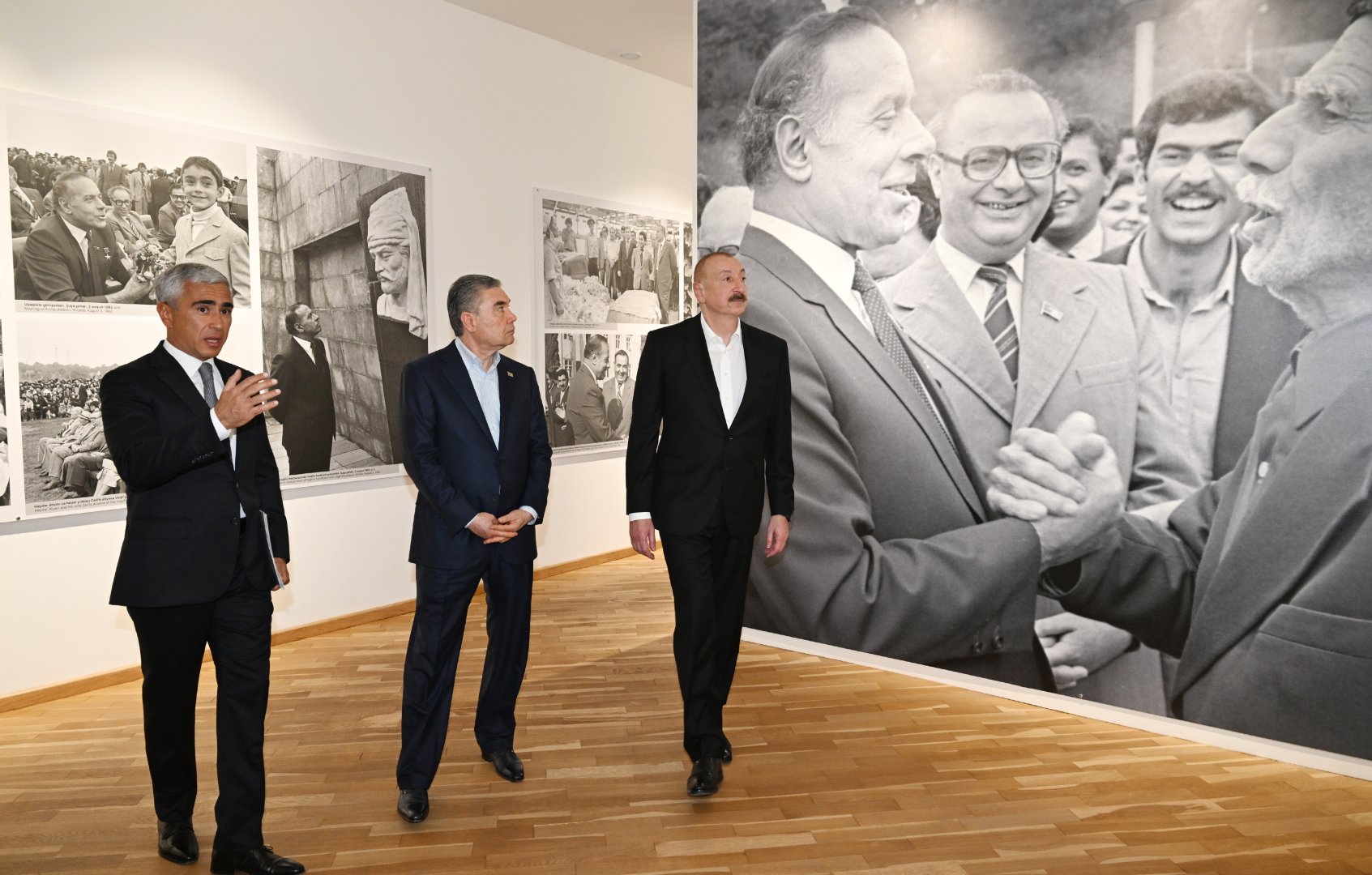 Prezident İlham Əliyev və Qurbanqulu Berdiməhəmmədov Şuşadakı Yaradıcılıq Mərkəzində “Heydər Əliyev və Qarabağ” sərgisi ilə tanış olublar (FOTO)