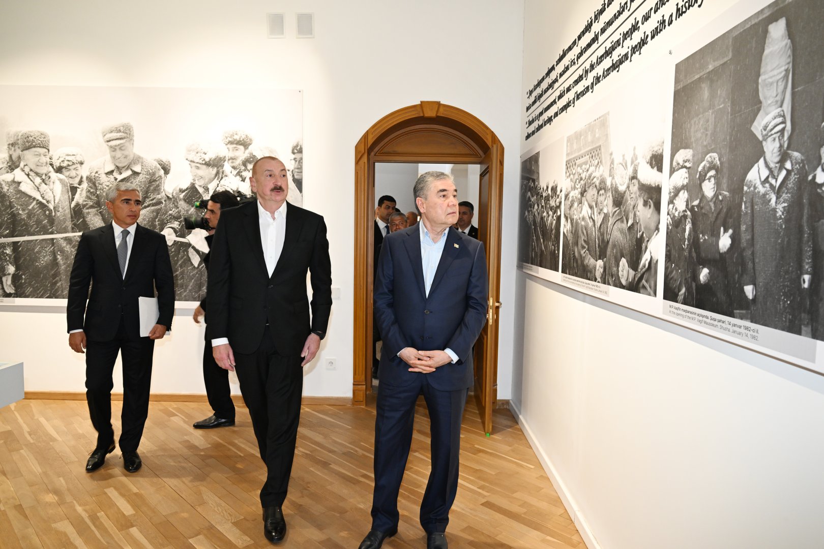 Prezident İlham Əliyev və Qurbanqulu Berdiməhəmmədov Şuşadakı Yaradıcılıq Mərkəzində “Heydər Əliyev və Qarabağ” sərgisi ilə tanış olublar (FOTO)