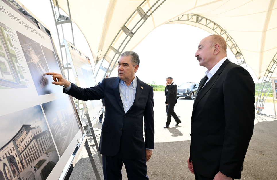 Prezident İlham Əliyev və Türkmənistan Xalq Məsləhətinin sədri Qurbanqulu Berdiməhəmmədov Füzuli şəhərinin dağıdılmış yerlərinə baxıblar (FOTO)