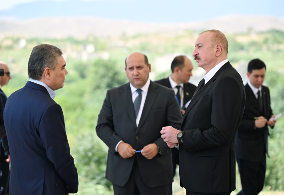 Prezident İlham Əliyev və Türkmənistan Xalq Məsləhətinin sədri Qurbanqulu Berdiməhəmmədov Füzuli şəhərinin dağıdılmış yerlərinə baxıblar (FOTO)
