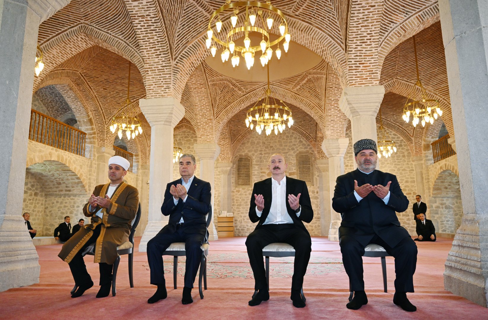 Prezident İlham Əliyev və Türkmənistan Xalq Məsləhətinin sədri Şuşada Yuxarı Gövhər Ağa məscidini ziyarət ediblər (FOTO)