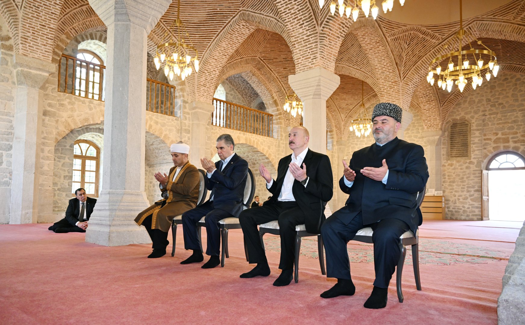 Prezident İlham Əliyev və Türkmənistan Xalq Məsləhətinin sədri Şuşada Yuxarı Gövhər Ağa məscidini ziyarət ediblər (FOTO)