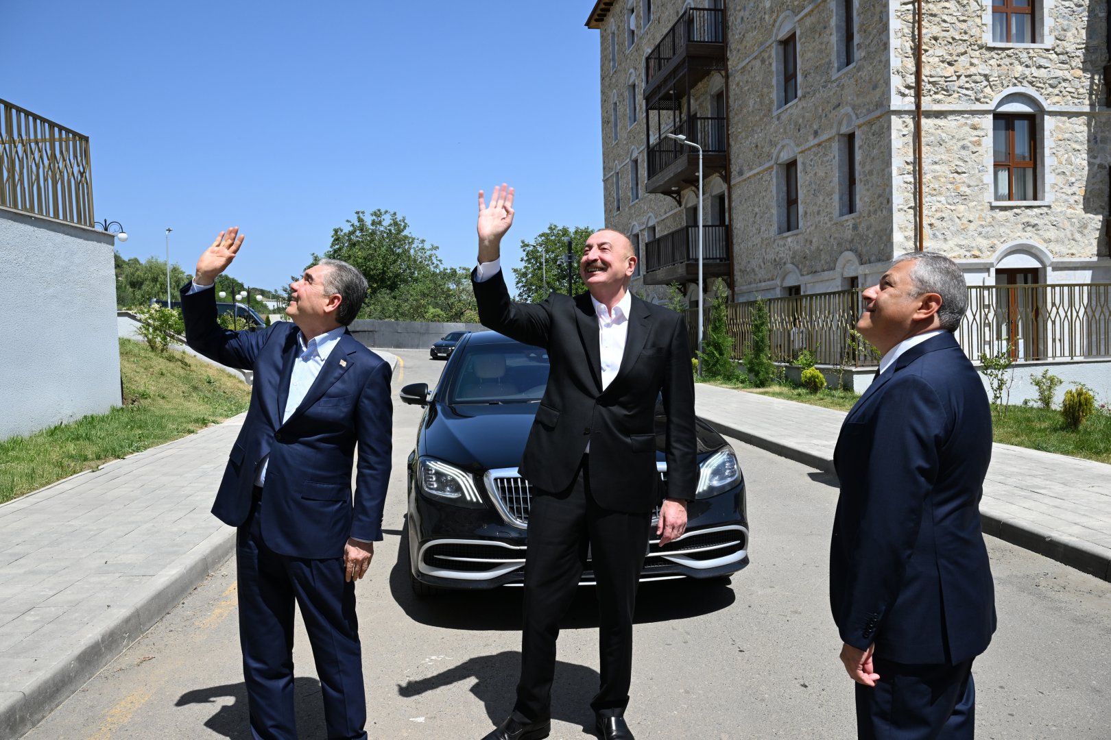 Prezident İlham Əliyev və Türkmənistan Xalq Məsləhətinin sədri Şuşada inşa edilmiş birinci yaşayış kompleksində olublar (FOTO)