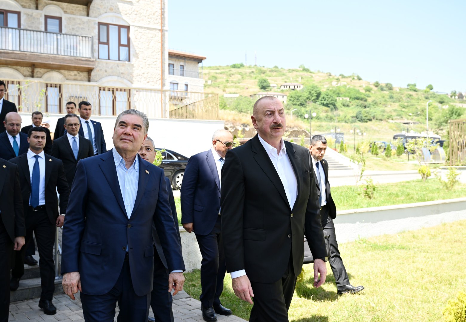 Prezident İlham Əliyev və Türkmənistan Xalq Məsləhətinin sədri Şuşada inşa edilmiş birinci yaşayış kompleksində olublar (FOTO)