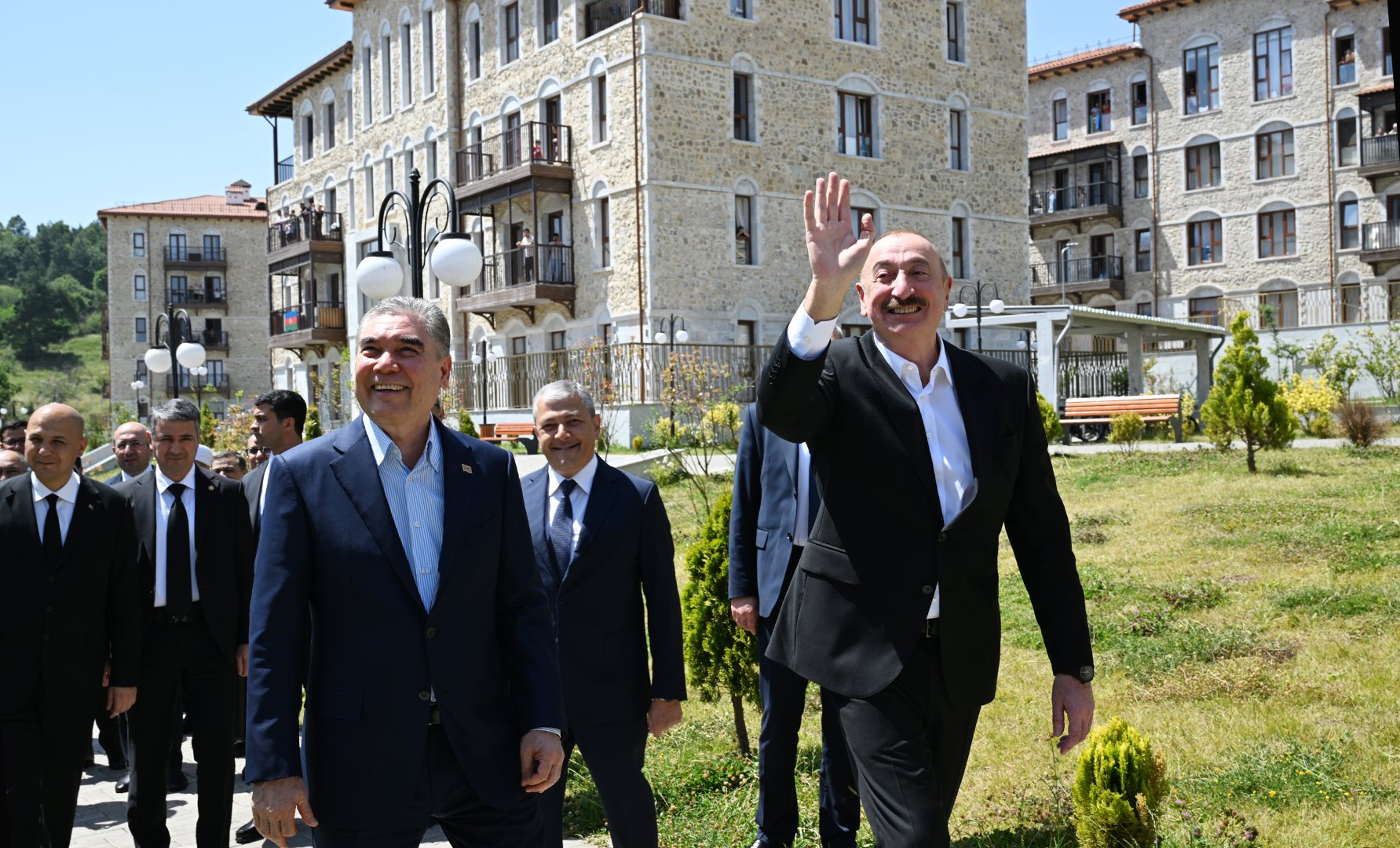Prezident İlham Əliyev və Türkmənistan Xalq Məsləhətinin sədri Şuşada inşa edilmiş birinci yaşayış kompleksində olublar (FOTO)
