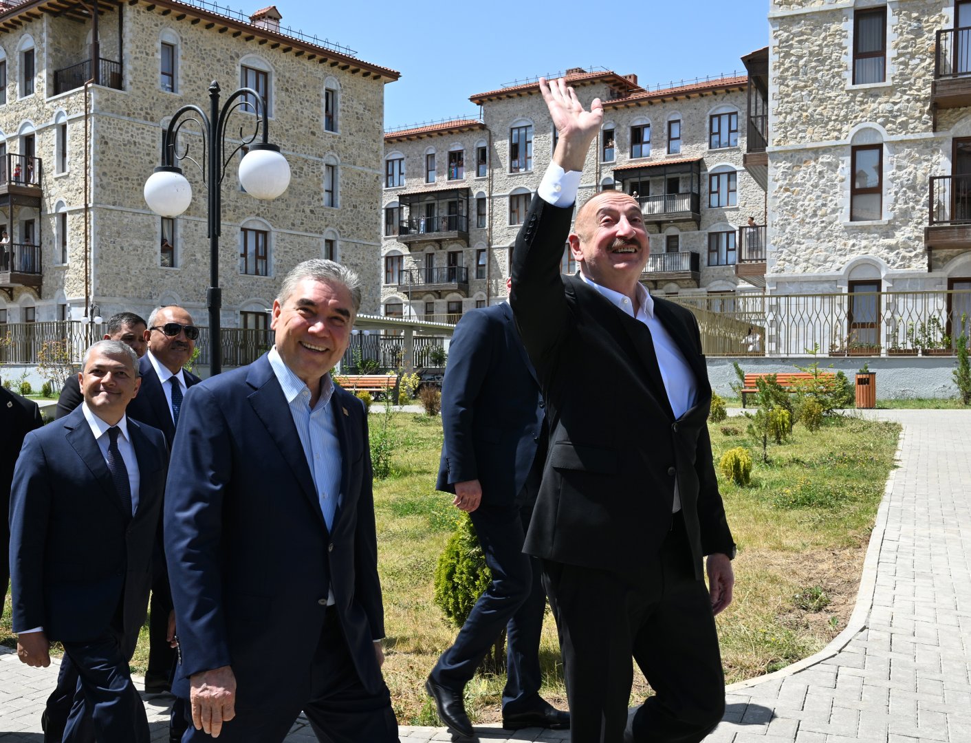 Prezident İlham Əliyev və Türkmənistan Xalq Məsləhətinin sədri Şuşada inşa edilmiş birinci yaşayış kompleksində olublar (FOTO)