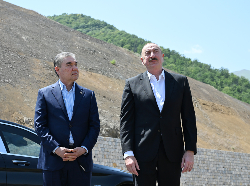 Prezident İlham Əliyev və Qurbanqulu Berdiməhəmmədov Şuşa rayonunun Daşaltı kəndinin fonunda şəkil çəkdiriblər (FOTO)