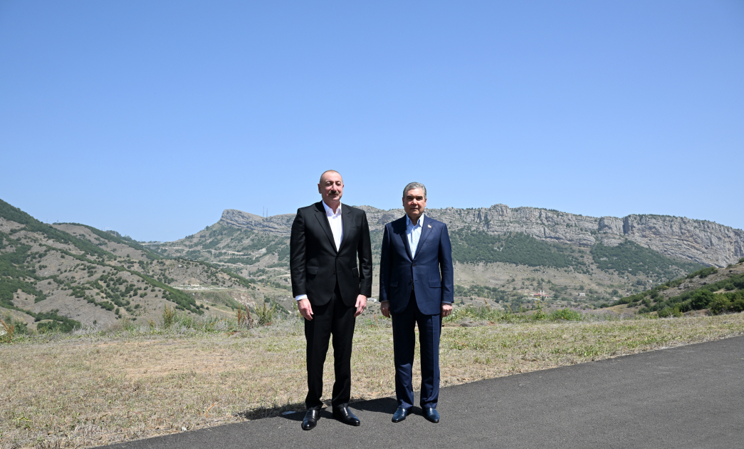 Prezident İlham Əliyev və Qurbanqulu Berdiməhəmmədov Şuşa rayonunun Daşaltı kəndinin fonunda şəkil çəkdiriblər (FOTO)