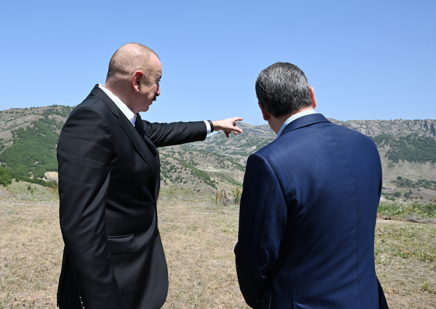 Prezident İlham Əliyev və Qurbanqulu Berdiməhəmmədov Şuşa rayonunun Daşaltı kəndinin fonunda şəkil çəkdiriblər (FOTO)