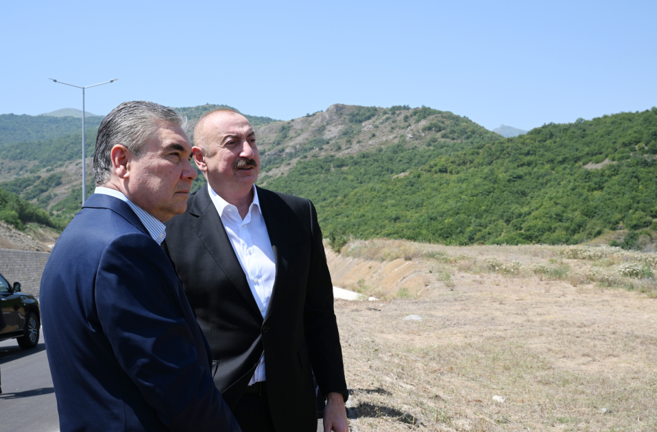Prezident İlham Əliyev və Qurbanqulu Berdiməhəmmədov Şuşa rayonunun Daşaltı kəndinin fonunda şəkil çəkdiriblər (FOTO)