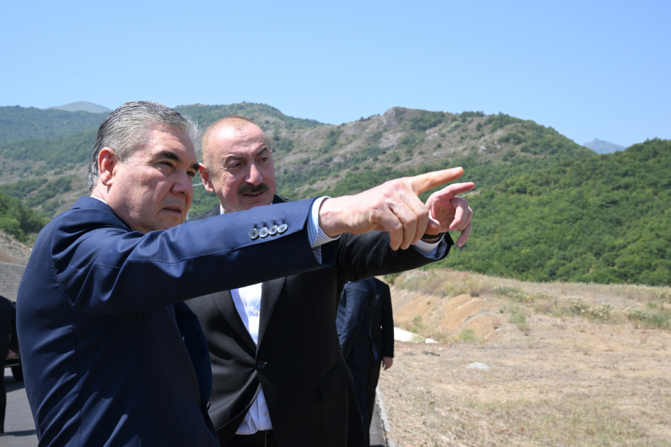 Prezident İlham Əliyev və Qurbanqulu Berdiməhəmmədov Şuşa rayonunun Daşaltı kəndinin fonunda şəkil çəkdiriblər (FOTO)