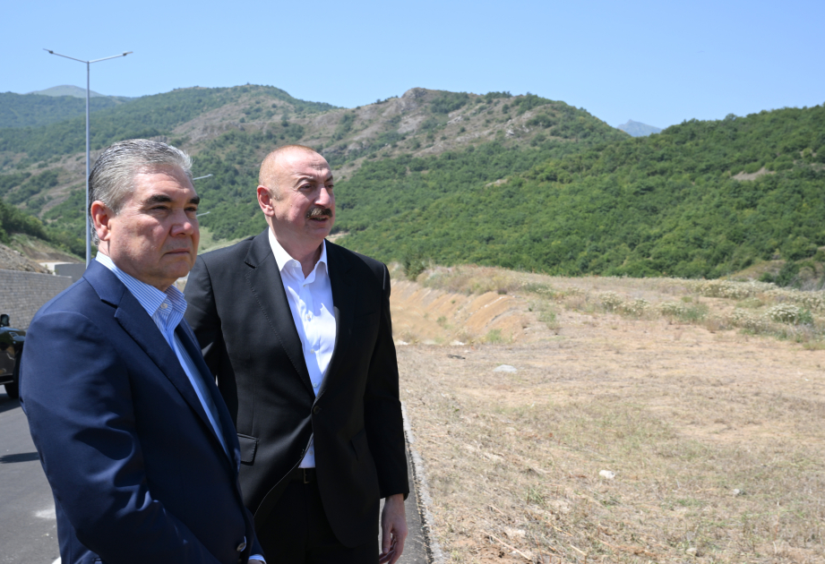 Prezident İlham Əliyev və Qurbanqulu Berdiməhəmmədov Şuşa rayonunun Daşaltı kəndinin fonunda şəkil çəkdiriblər (FOTO)