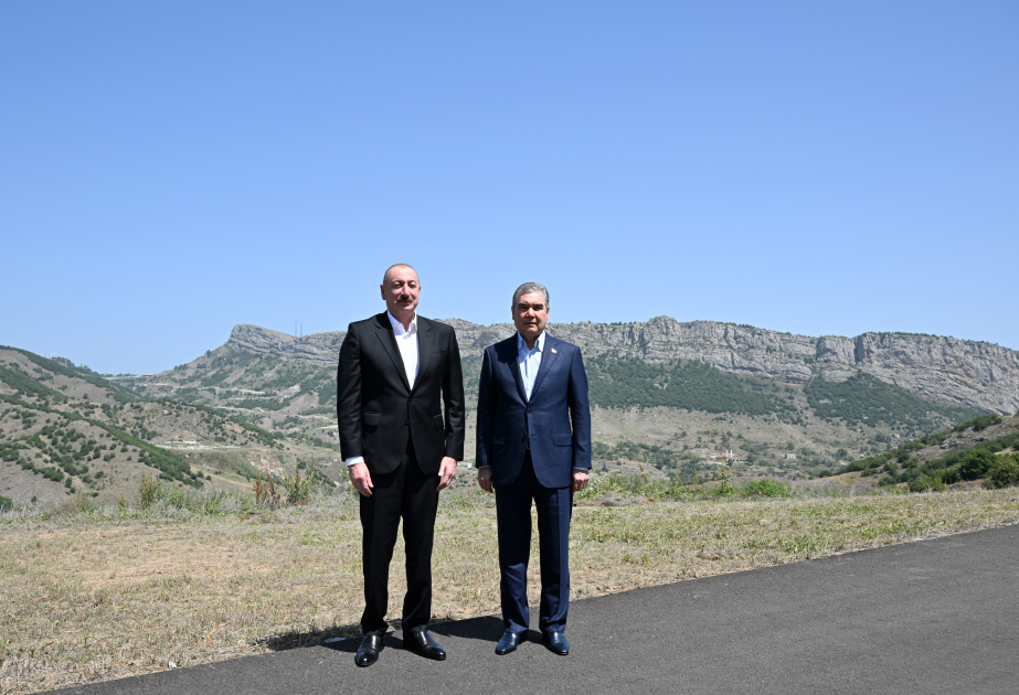 Prezident İlham Əliyev və Qurbanqulu Berdiməhəmmədov Şuşa rayonunun Daşaltı kəndinin fonunda şəkil çəkdiriblər (FOTO/VİDEO)