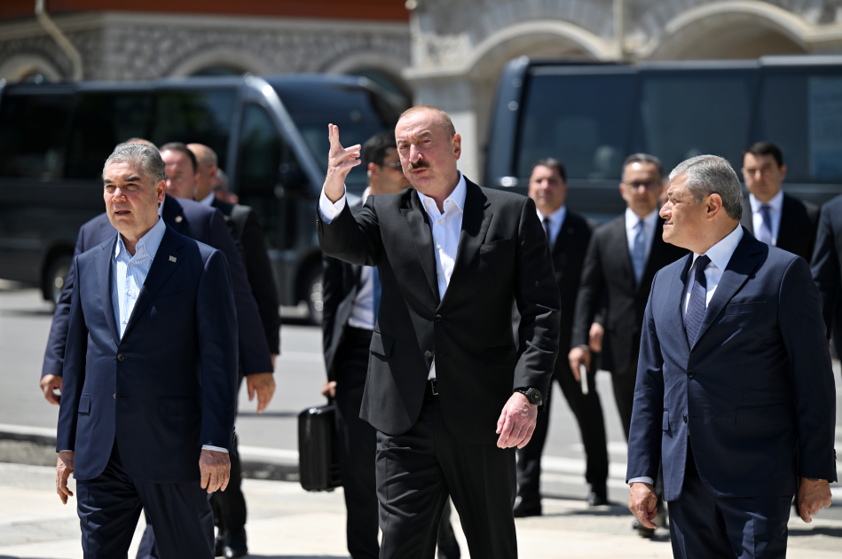 Prezident İlham Əliyev və Türkmənistan Xalq Məsləhətinin sədri Şuşada Natəvanın, Bülbülün və Üzeyir Hacıbəylinin gülləbaran edilmiş heykəllərinə baxıblar (FOTO)