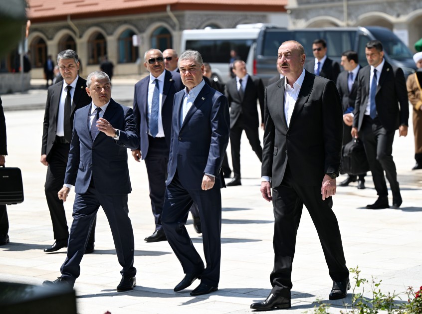 Prezident İlham Əliyev və Türkmənistan Xalq Məsləhətinin sədri Şuşada Natəvanın, Bülbülün və Üzeyir Hacıbəylinin gülləbaran edilmiş heykəllərinə baxıblar (FOTO)