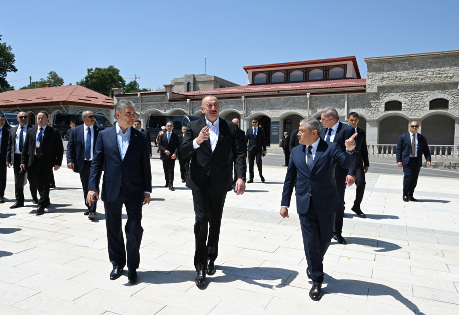 Prezident İlham Əliyev və Türkmənistan Xalq Məsləhətinin sədri Şuşada Natəvanın, Bülbülün və Üzeyir Hacıbəylinin gülləbaran edilmiş heykəllərinə baxıblar (FOTO)