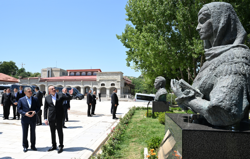 Prezident İlham Əliyev və Türkmənistan Xalq Məsləhətinin sədri Şuşada Natəvanın, Bülbülün və Üzeyir Hacıbəylinin gülləbaran edilmiş heykəllərinə baxıblar (FOTO)
