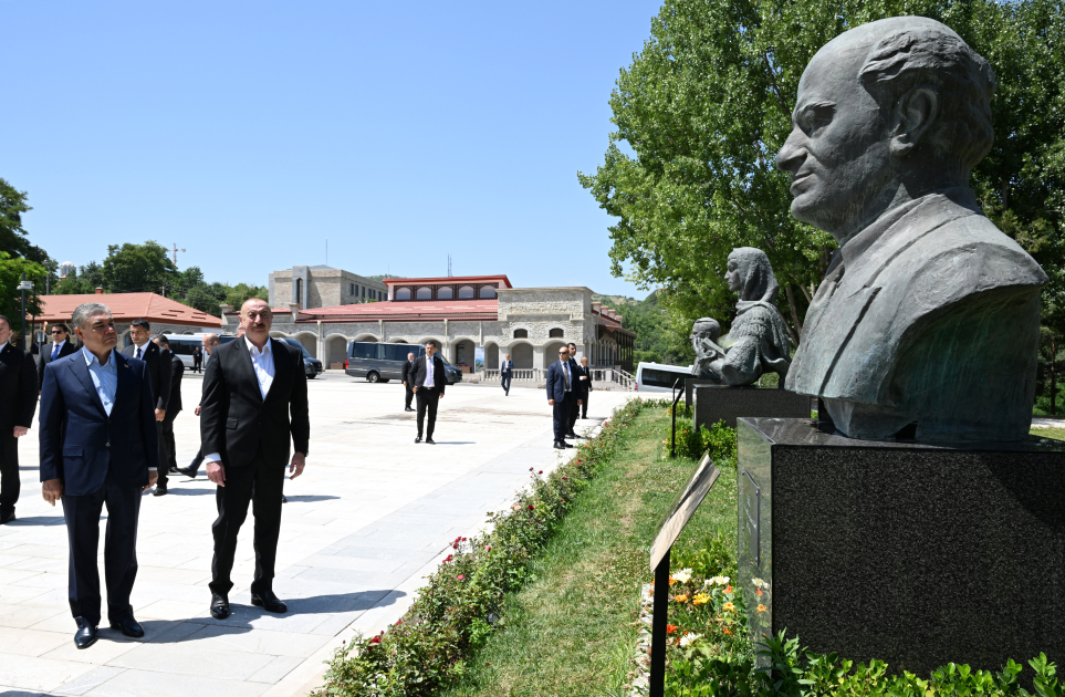 Prezident İlham Əliyev və Türkmənistan Xalq Məsləhətinin sədri Şuşada Natəvanın, Bülbülün və Üzeyir Hacıbəylinin gülləbaran edilmiş heykəllərinə baxıblar (FOTO)