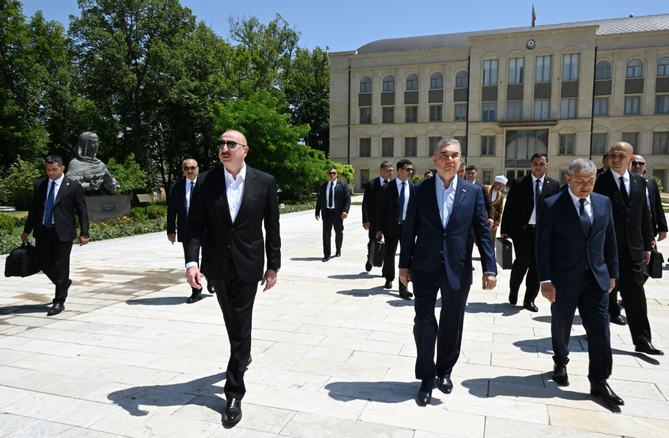 Prezident İlham Əliyev və Türkmənistan Xalq Məsləhətinin sədri Şuşada Natəvanın, Bülbülün və Üzeyir Hacıbəylinin gülləbaran edilmiş heykəllərinə baxıblar (FOTO)