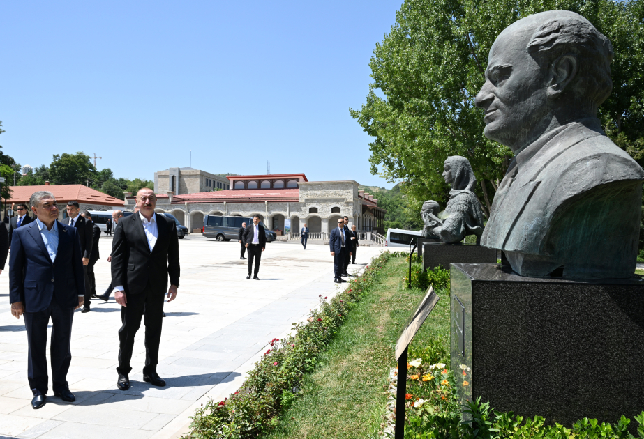 Prezident İlham Əliyev və Türkmənistan Xalq Məsləhətinin sədri Şuşada Natəvanın, Bülbülün və Üzeyir Hacıbəylinin gülləbaran edilmiş heykəllərinə baxıblar (FOTO)