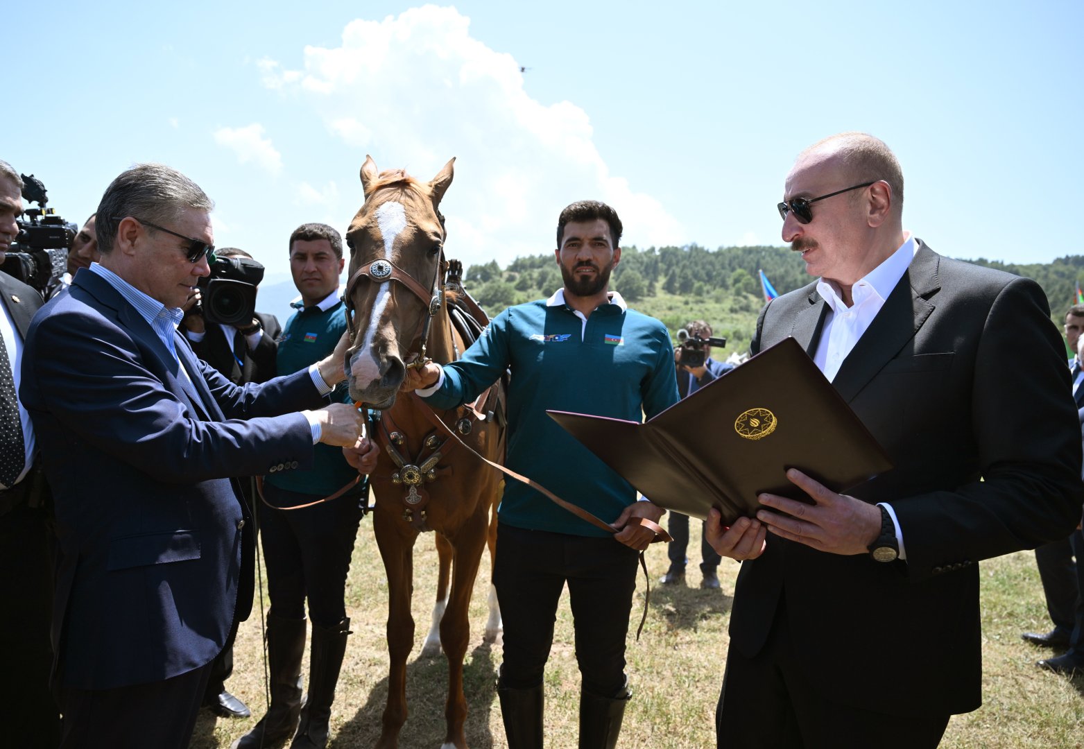 Prezident İlham Əliyev Qurbanqulu Berdiməhəmmədova Cıdır düzündə “Dostluq” adlı Qarabağ atı hədiyyə edib (FOTO)
