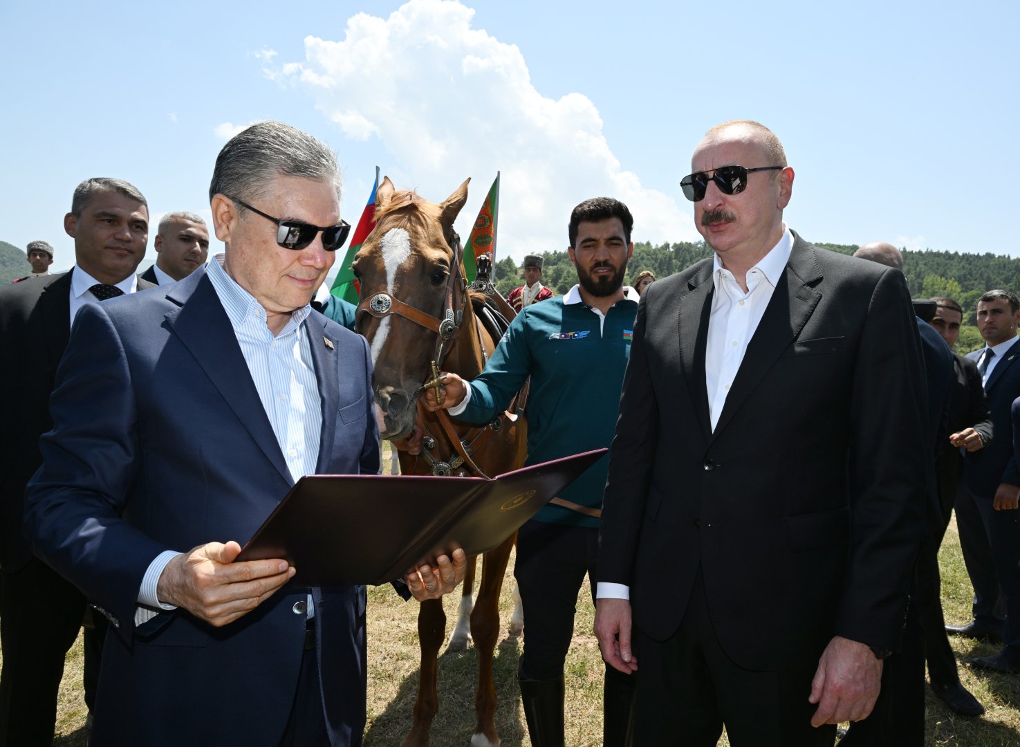 Prezident İlham Əliyev Qurbanqulu Berdiməhəmmədova Cıdır düzündə “Dostluq” adlı Qarabağ atı hədiyyə edib (FOTO)