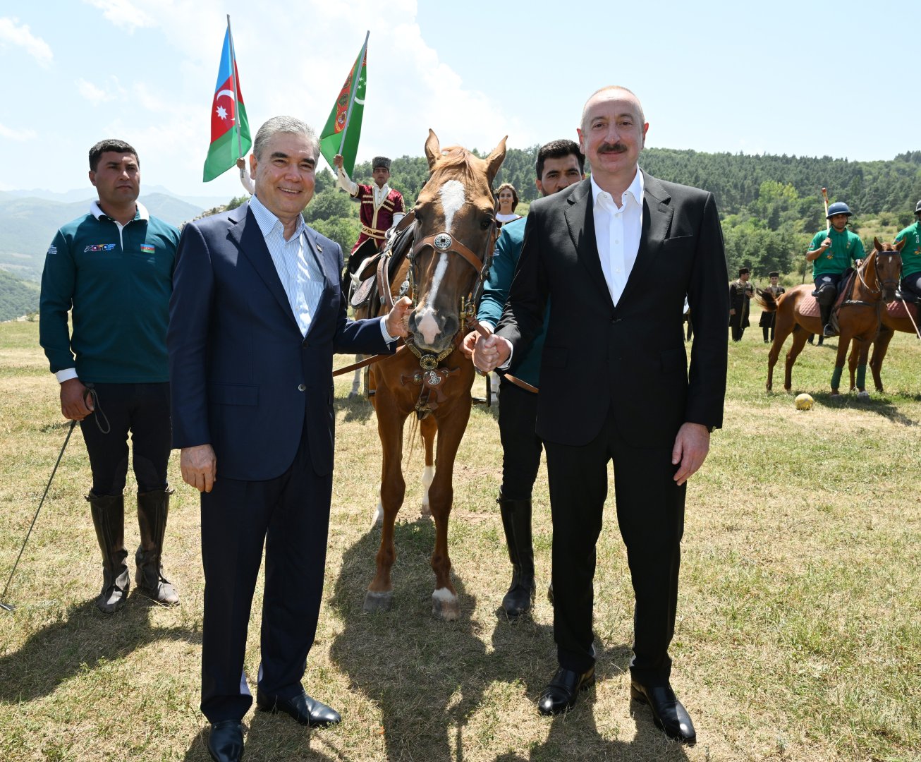 Prezident İlham Əliyev Qurbanqulu Berdiməhəmmədova Cıdır düzündə “Dostluq” adlı Qarabağ atı hədiyyə edib (FOTO)
