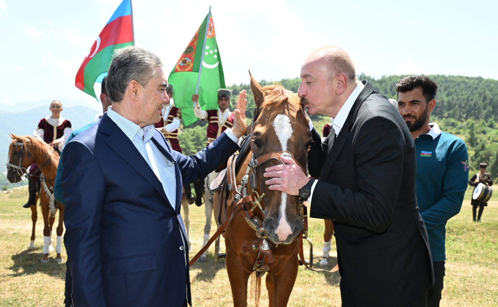 Prezident İlham Əliyev Qurbanqulu Berdiməhəmmədova Cıdır düzündə “Dostluq” adlı Qarabağ atı hədiyyə edib (FOTO)
