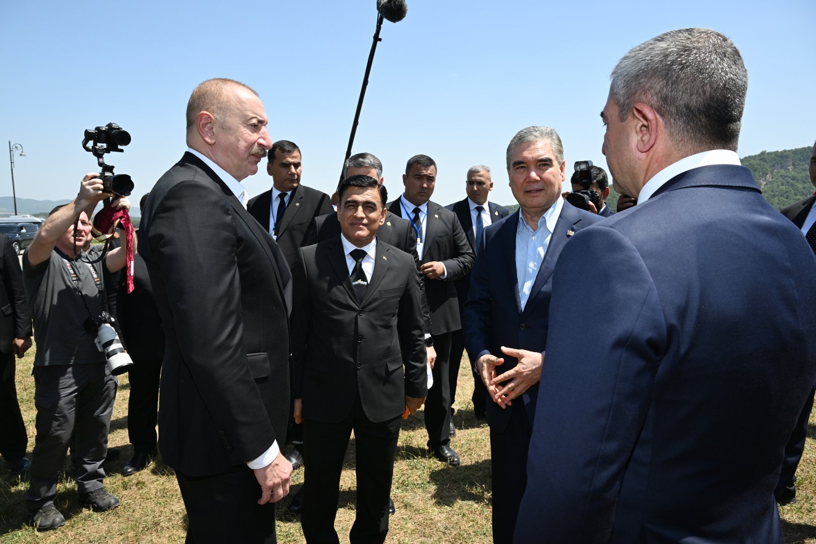Prezident İlham Əliyev Qurbanqulu Berdiməhəmmədova Cıdır düzündə “Dostluq” adlı Qarabağ atı hədiyyə edib (FOTO)