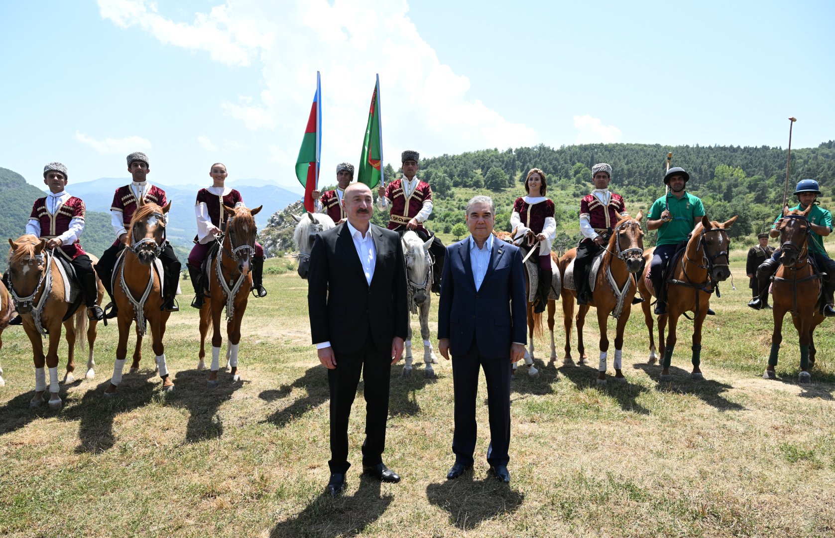 Prezident İlham Əliyev Qurbanqulu Berdiməhəmmədova Cıdır düzündə “Dostluq” adlı Qarabağ atı hədiyyə edib (FOTO)