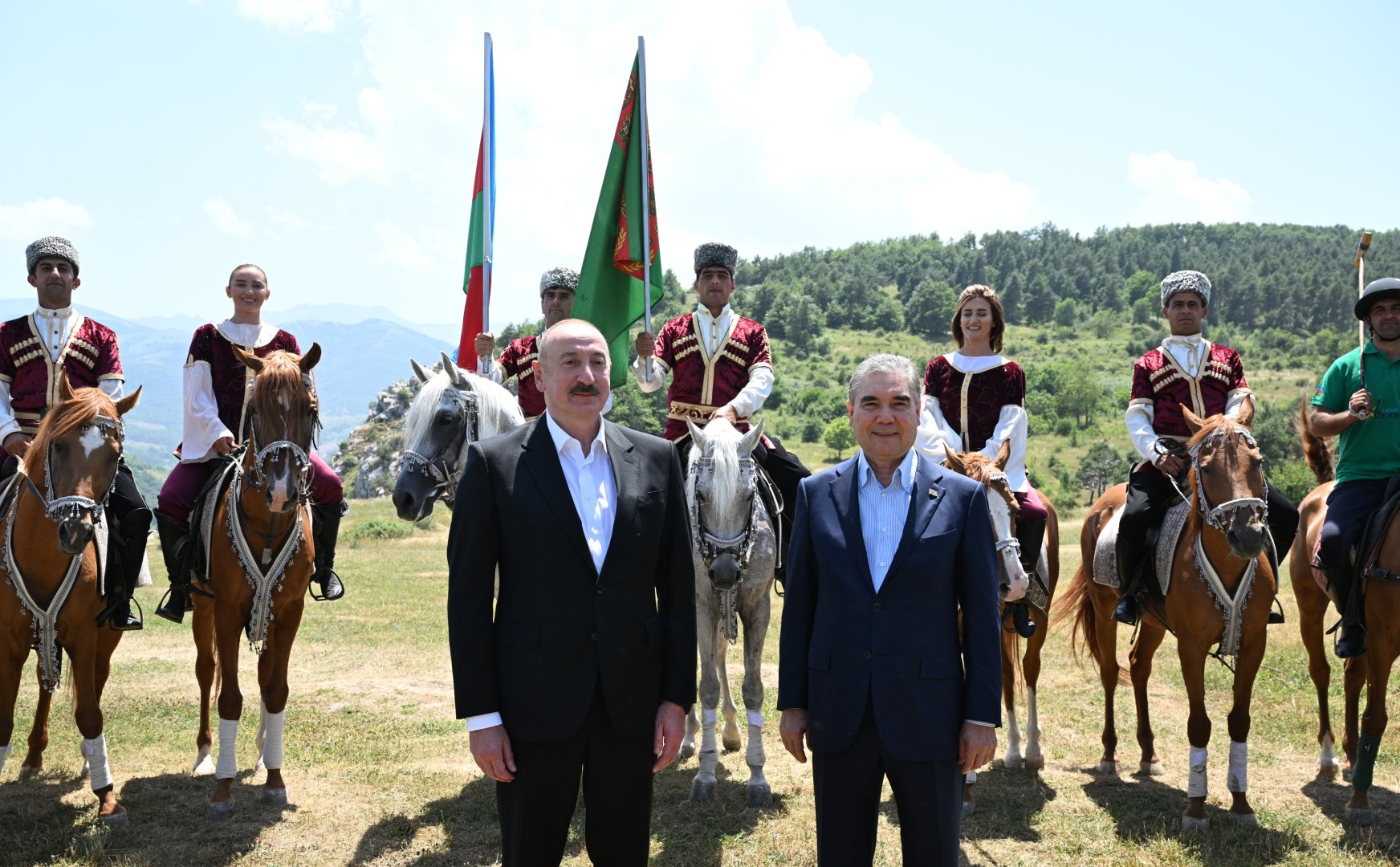 Prezident İlham Əliyev Qurbanqulu Berdiməhəmmədova Cıdır düzündə “Dostluq” adlı Qarabağ atı hədiyyə edib (FOTO)