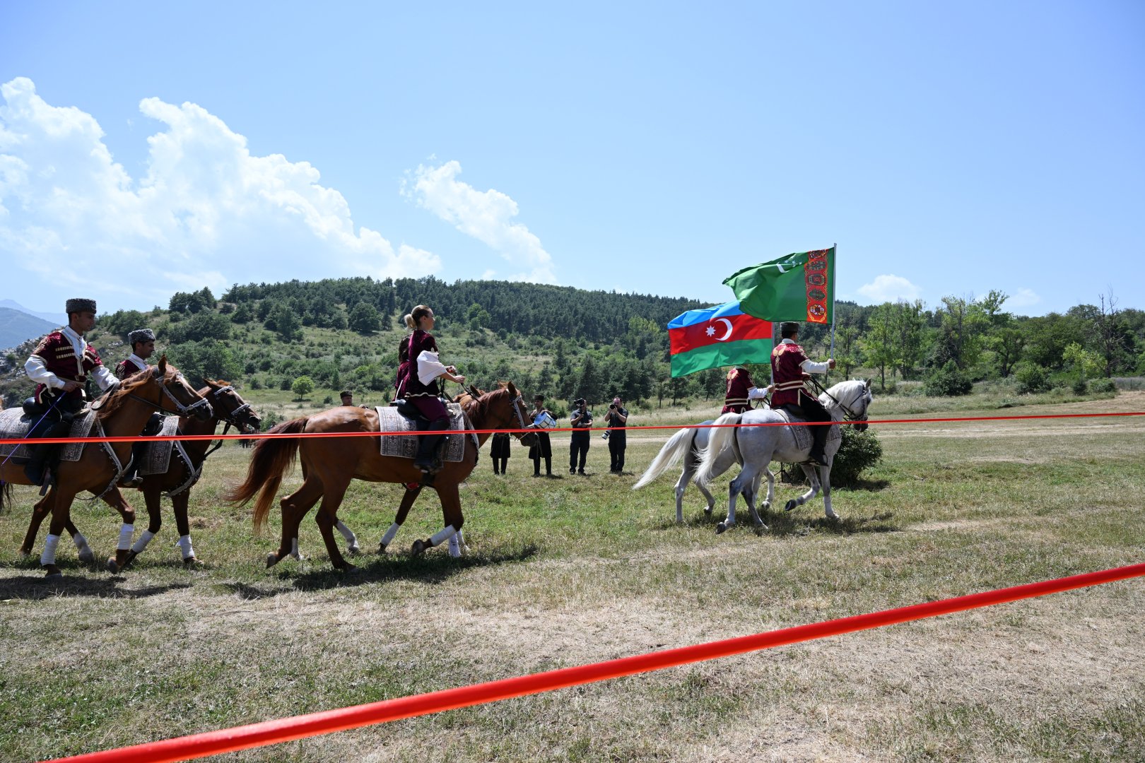 Prezident İlham Əliyev Qurbanqulu Berdiməhəmmədova Cıdır düzündə “Dostluq” adlı Qarabağ atı hədiyyə edib (FOTO)