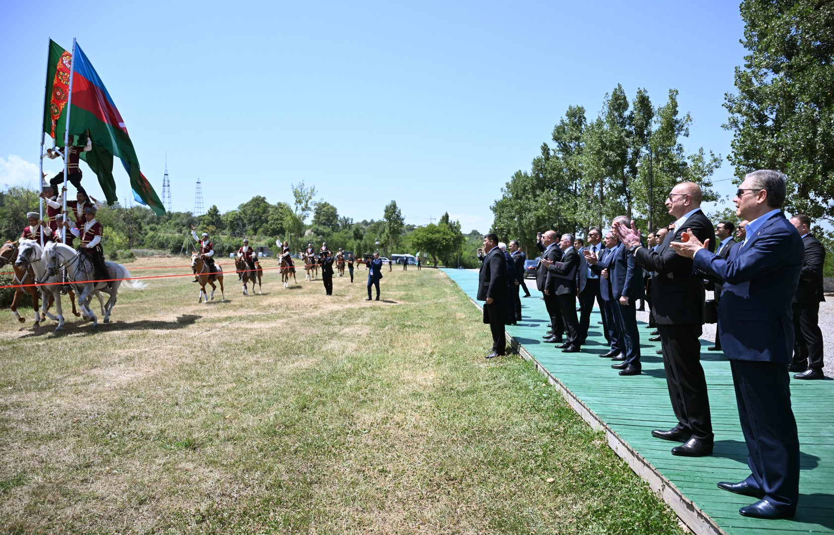 Prezident İlham Əliyev Qurbanqulu Berdiməhəmmədova Cıdır düzündə “Dostluq” adlı Qarabağ atı hədiyyə edib (FOTO)