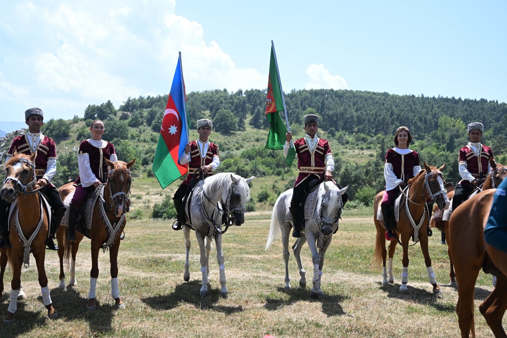 Prezident İlham Əliyev Qurbanqulu Berdiməhəmmədova Cıdır düzündə “Dostluq” adlı Qarabağ atı hədiyyə edib (FOTO)