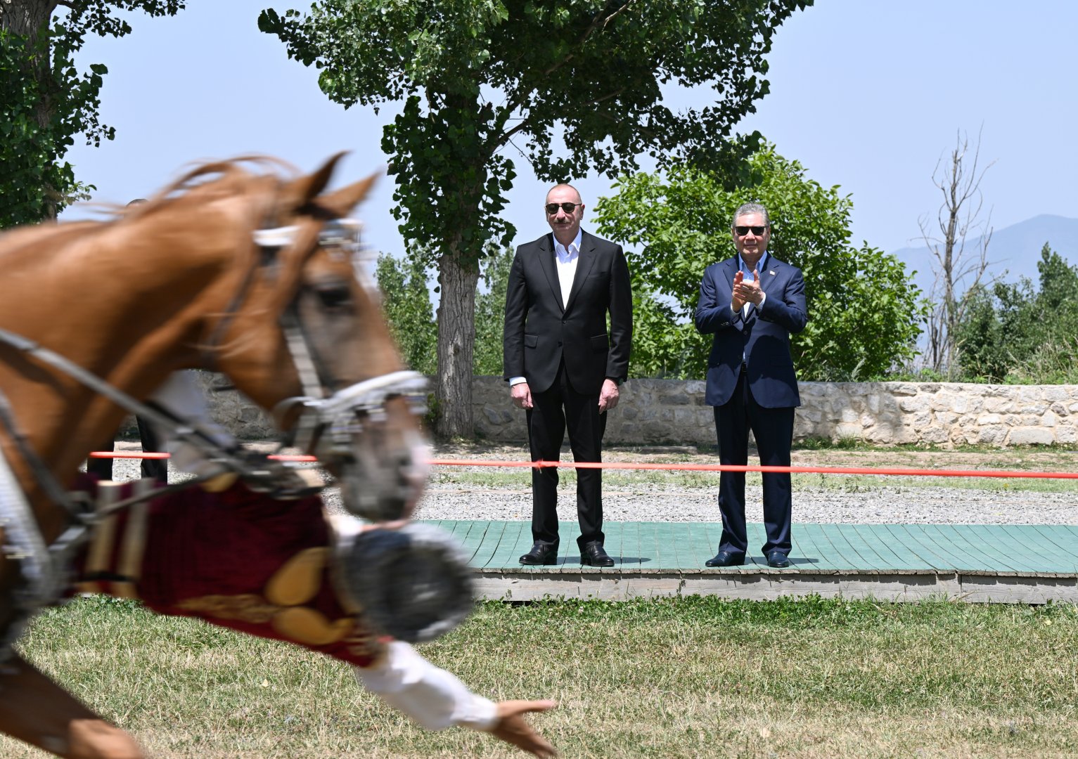 Prezident İlham Əliyev Qurbanqulu Berdiməhəmmədova Cıdır düzündə “Dostluq” adlı Qarabağ atı hədiyyə edib (FOTO)