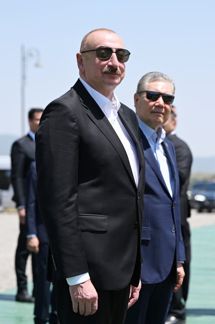 Prezident İlham Əliyev Qurbanqulu Berdiməhəmmədova Cıdır düzündə “Dostluq” adlı Qarabağ atı hədiyyə edib (FOTO)