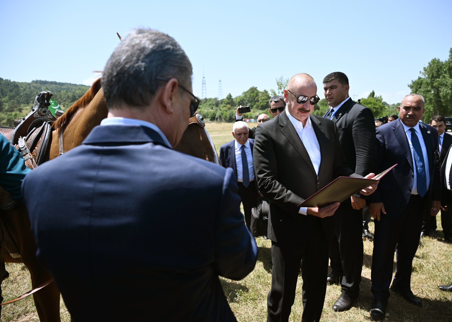 Prezident İlham Əliyev Qurbanqulu Berdiməhəmmədova Cıdır düzündə “Dostluq” adlı Qarabağ atı hədiyyə edib (FOTO)