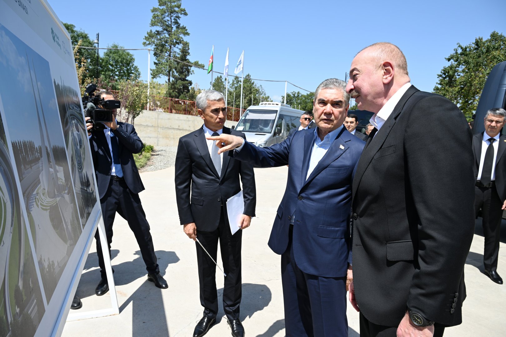 Prezident İlham Əliyev və Türkmənistan Xalq Məsləhətinin sədri Yeni Şuşa məscidində tikinti işlərinin gedişi ilə tanış olublar (FOTO)