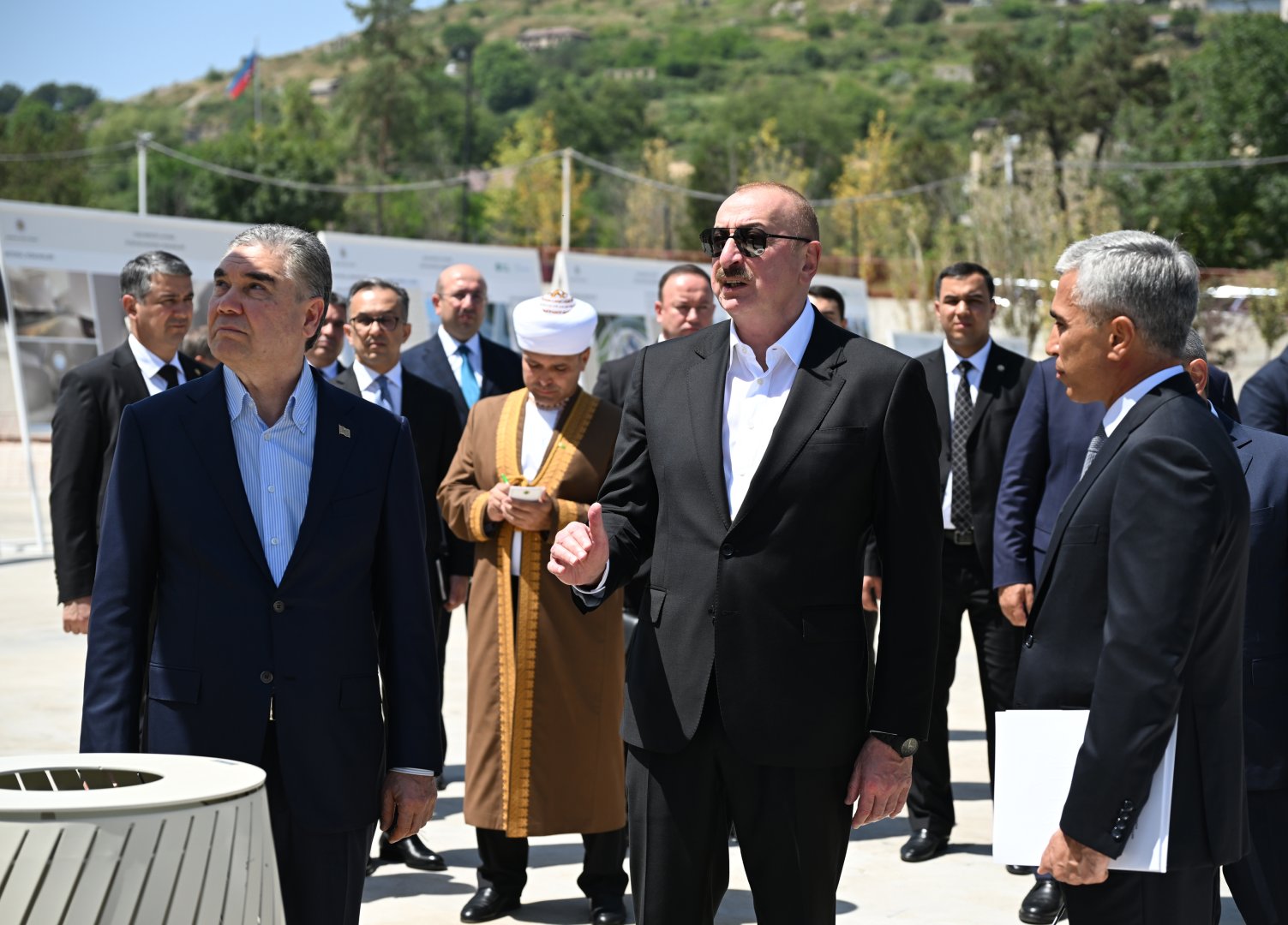 Prezident İlham Əliyev və Türkmənistan Xalq Məsləhətinin sədri Yeni Şuşa məscidində tikinti işlərinin gedişi ilə tanış olublar (FOTO)