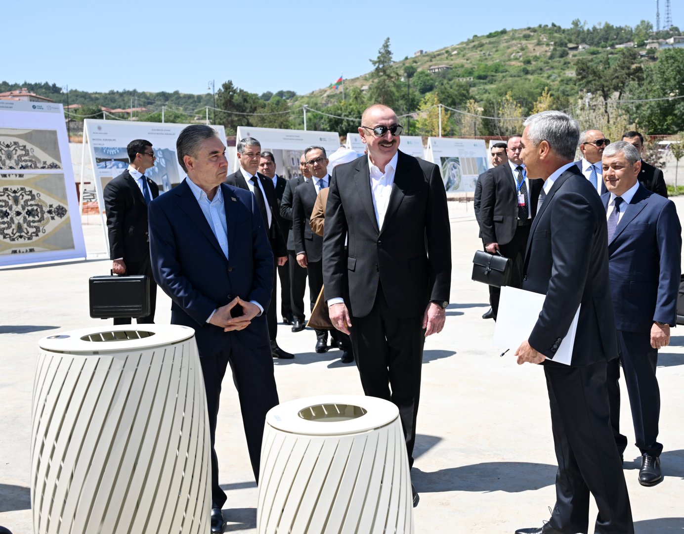 Prezident İlham Əliyev və Türkmənistan Xalq Məsləhətinin sədri Yeni Şuşa məscidində tikinti işlərinin gedişi ilə tanış olublar (FOTO)